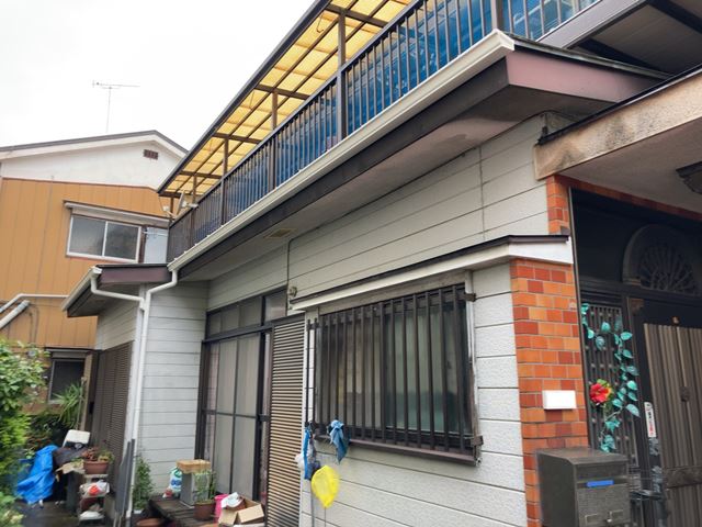 横浜市鶴見区仲通の木造2階建て家屋解体工事・残置物撤去処分前の様子です。